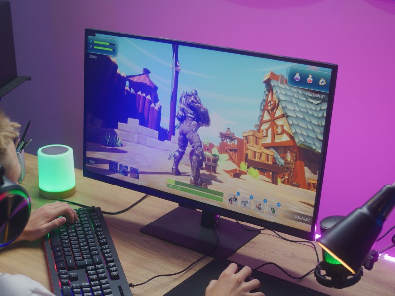 Eine Person nutzt einen Gaming-Monitor